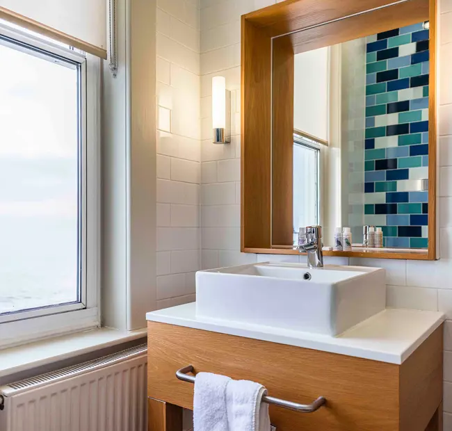 The Brudenell Aldeburgh, Superior Sea View room, bathroom with sea view