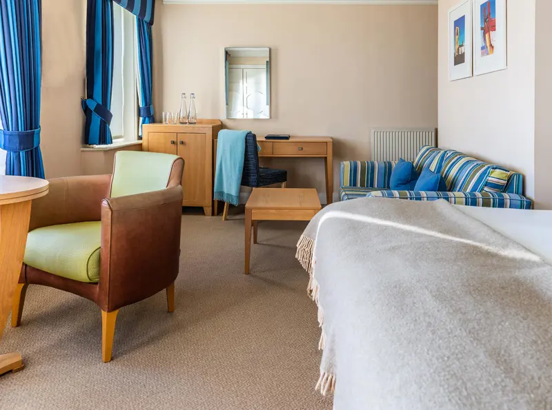 Brudenell - aldeburgh - room 207 - superior seaview - bed, sofa and seating